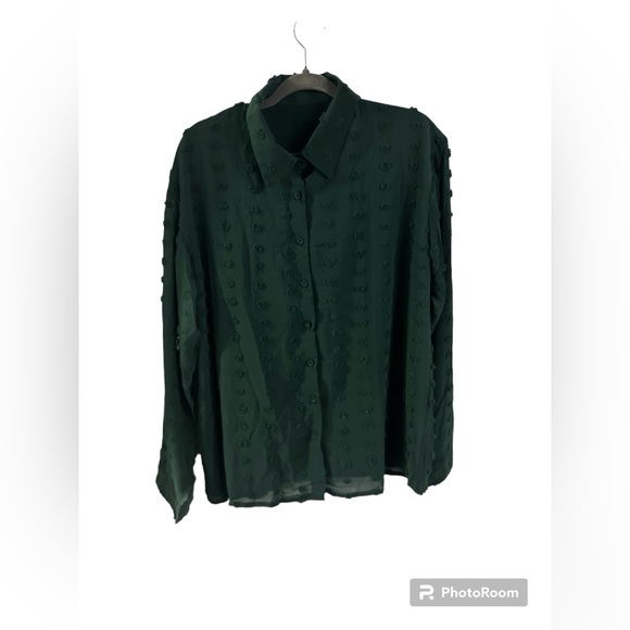 Tops - NWOT Green Dotted Collared Button Up Long Sleeve Blouse